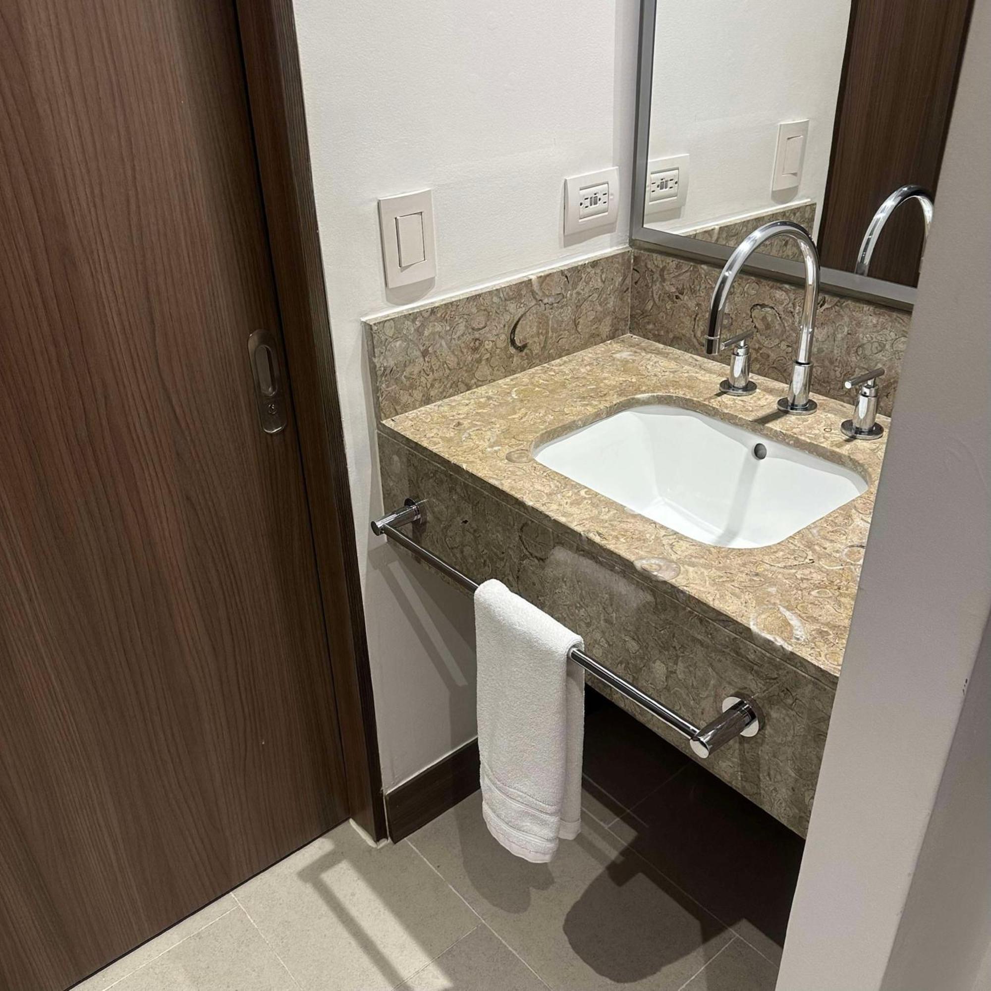 Hampton By Hilton Cali Hotel Екстериор снимка